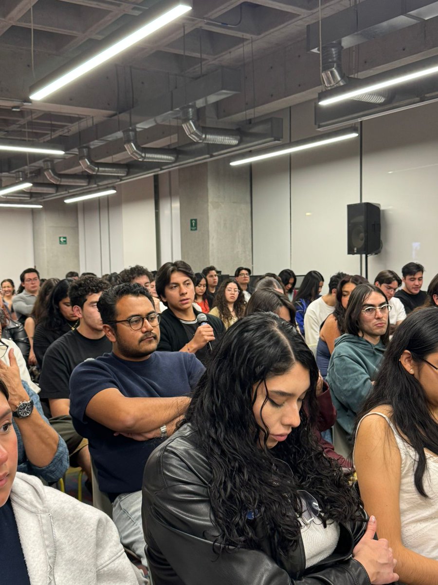 MeyerFalcon's tweet photo. Anoche regresé al @Tec_CCM, para conversar con estudiantes de últimos semestres de Economía y Arquitectura.

Entre recuerdos y preguntas, confirmé que la constante sigue siendo la misma: la convicción de que, desde nuestras disciplinas, podemos incidir en el bienestar colectivo. https://t.co/PbNWVGLzAq