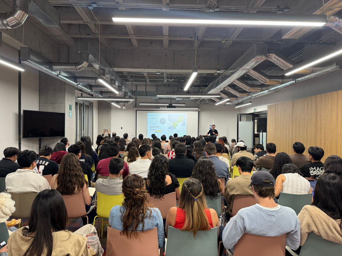 MeyerFalcon's tweet photo. Anoche regresé al @Tec_CCM, para conversar con estudiantes de últimos semestres de Economía y Arquitectura.

Entre recuerdos y preguntas, confirmé que la constante sigue siendo la misma: la convicción de que, desde nuestras disciplinas, podemos incidir en el bienestar colectivo. https://t.co/PbNWVGLzAq