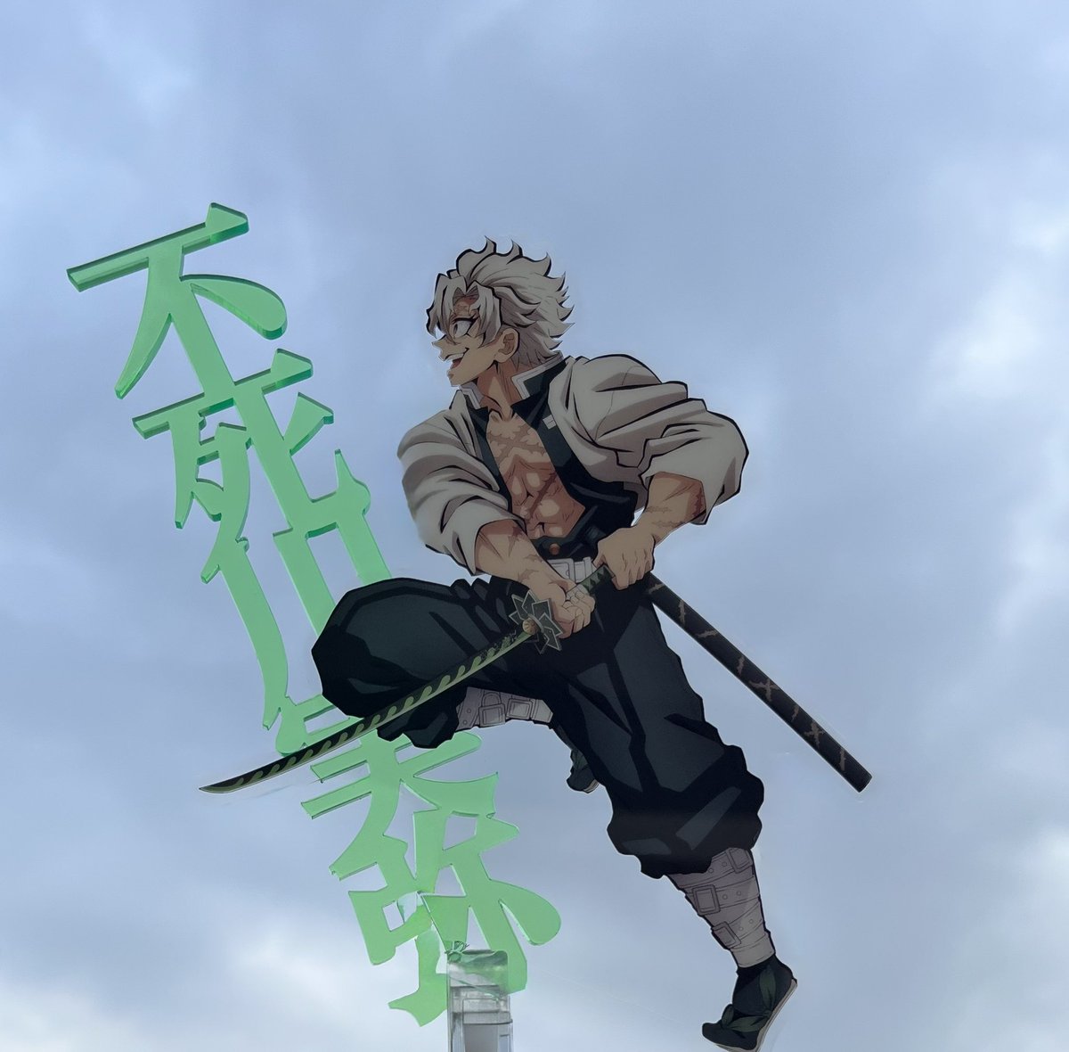 暇すぎて前に撮った写真のアクスタの枠部分を消すなどして過ごしてます(仕事中)