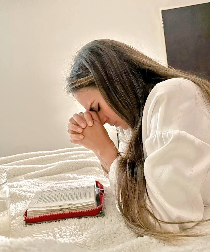 Misericordia, Señor, somos pecadores.

Por tu inmensa compasión y misericordia,
Señor, apiádate de mí y olvida mis ofensas.
Lávame bien de todos mis delitos,
y purifícame de mis pecados.

Salmo 50