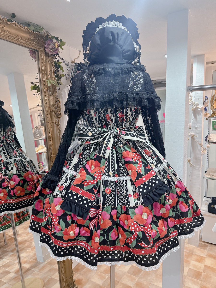 MetamorphoseEng's tweet photo. ✨🖤Recommended Styling🖤✨
Romantic Camellia Shirring JSK
Regular Size https://t.co/mto2qxnyeL
Plus Size https://t.co/ICWeGgGQzS
Maiden Ribbon Bonnet
https://t.co/RyYglOLoHj
color: Black
#waloli #japanesepattern #camellia
#metamorphose #mtdf #Lolitafashion https://t.co/fc15Zng36f