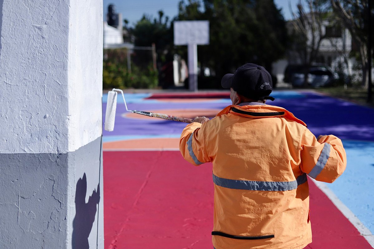 🧹 En el día 488 de trabajar por una #CapitalAl100, visitamos la colonia ISSSTE para realizar labores de limpieza y #AlumbradoTáctico.

Además, como parte de la recuperación de espacios públicos, rehabilitamos seis canchas deportivas, para que niñas, niños y adolescentes