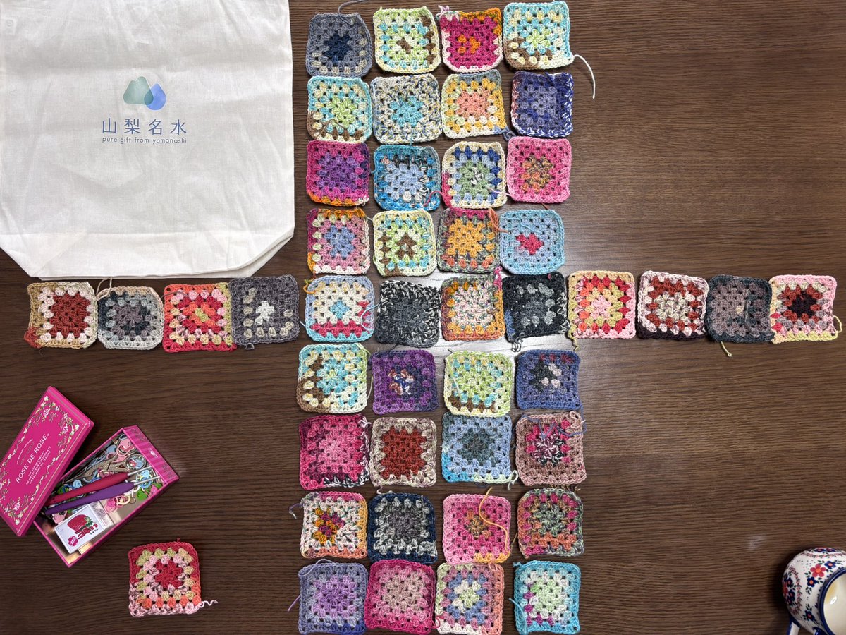 miki_nayu's tweet image. 残りのOpalのグラニーモチーフ🧶だいぶ増殖した👀✨

バックにしちゃおうかなー🤔
どうしよっかなー🤔

って並べてみてはニヤニヤしてる😏

赤系が少ないのは、何年か前にすてハン掲載のハート♥️のモチーフを量産した時に使っちゃった事を思い出した☺️

#在庫糸消費中 
#Opal 
#グラニースクエア