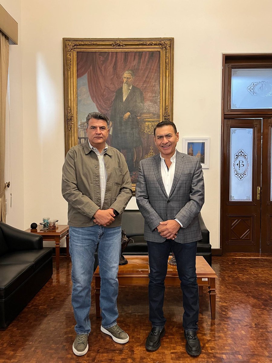 SalvadorZamoraZ's tweet photo. Jalisco va primero, por encima de cualquier postura partidista.

Por eso, siempre hemos privilegiado el diálogo, la cordialidad y el respeto a todas las fuerzas políticas.

Hoy tuve una reunión muy productiva con el diputado @Delarosa4t, coordinador de la bancada de Morena en el @LegislativoJal. 

En este Gobierno estamos convencidos de que el único camino es el diálogo, el entendimiento, el trabajo en equipo y el respeto institucional.