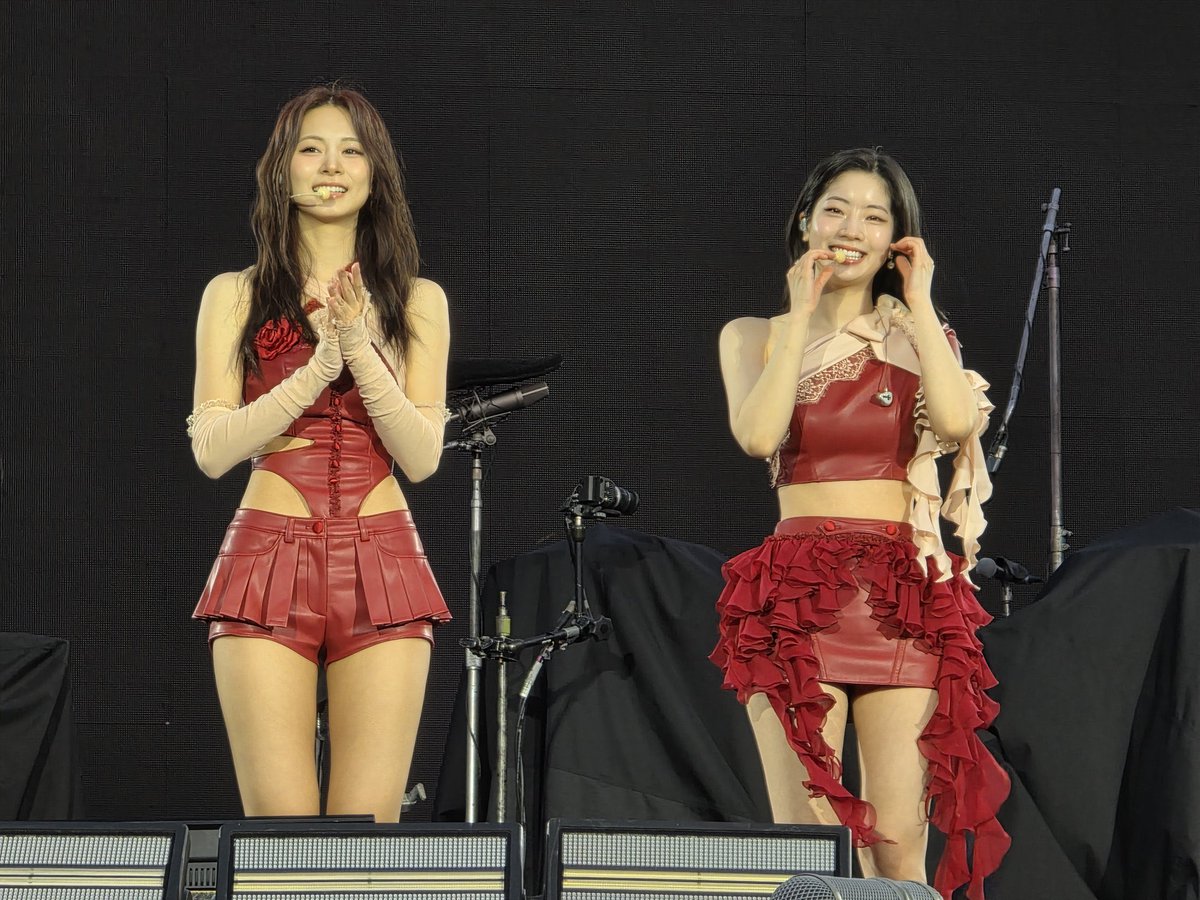 like i didn’t rly tweet or watch this performance so i missed all the coldplay datzu btw s 

(the holding hands with matching hoodies is so cute 🥹🤍💙)