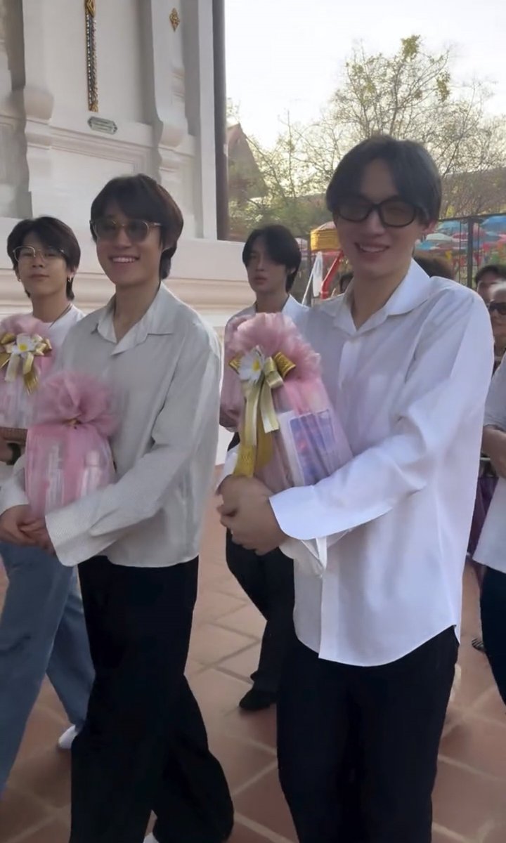 babyhmudeang's tweet photo. พี่ชายพระพาน้องเข้าโบสถ์เช้านี้ หน้าตาสดใสอิ่มบุญมาก อะไรใหม่ๆของการเป็นติ่งดีอะ 

#.พระใหม่พี่ชายหล่อบอกต่อด้วย 

#nnutdan #hongshihoshi
 #TuiChayatorn #lego_rapeepong #LYKN https://t.co/35OsZYryq8