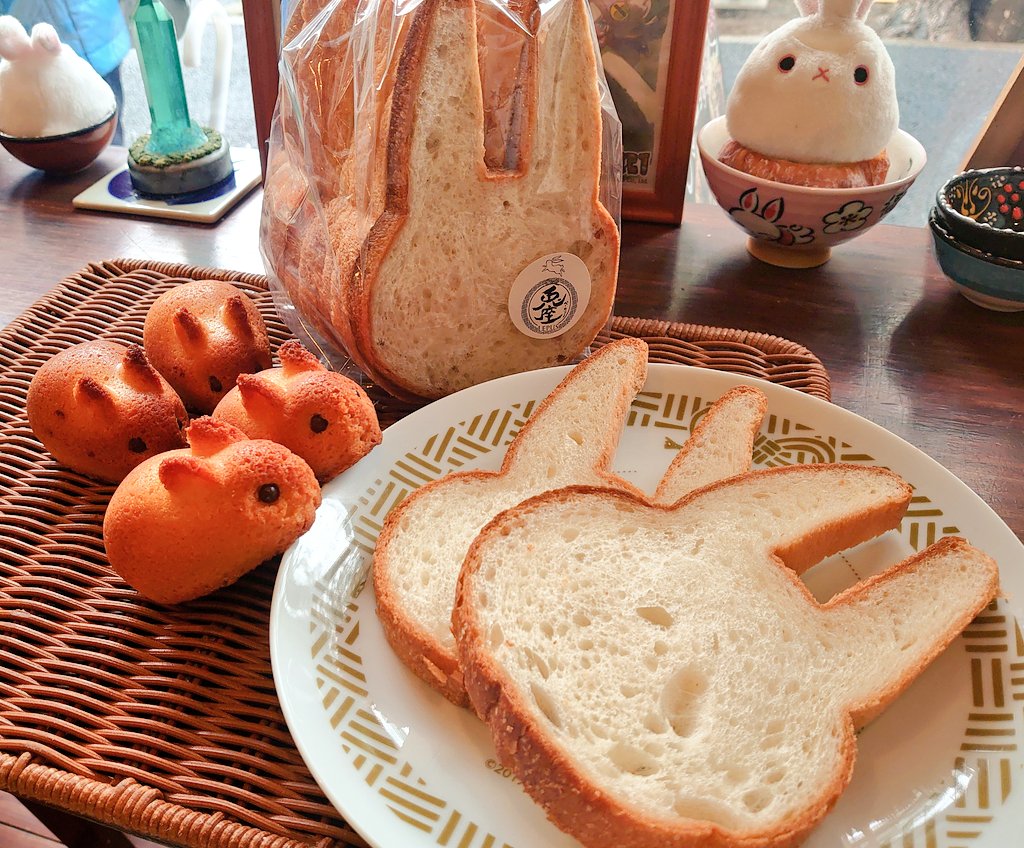 inabashiro's tweet photo. ウサギが好きすぎるパン屋さん。
ベーカリー兎座Lepusをご存知か🐇？
あちらこちらにうさぎモチーフのパン、焼菓子……
お店で沢山のウサギさんがお待ちしておりますよ✨🐇✨ https://t.co/Dkj0q3AuRJ