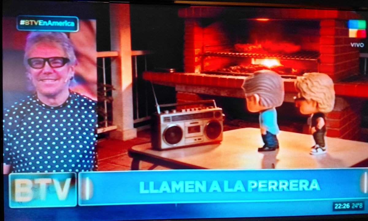Multitud de panelistas y bien picadito los informes. Se pisa con LAM (20 hs) y SQP (19) en el mismo canal (América) y misma productora, Mandarina; pero con la impronta de Beto. El humor de los ex Showmatchs, improvisado. Lo nuevo y rescatable, las canciones sobre la actualidad.