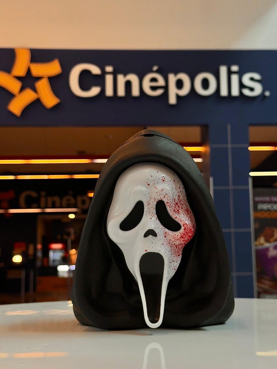 AVISA! O balde oficial de Pânico 7 já está disponível na <a href="/cinepolisbrasil/">Cinépolis Brasil</a> do RioMar Kennedy! E a pré-venda já está liberada no app RioMar Kennedy. 🎟️📲 #ghostface