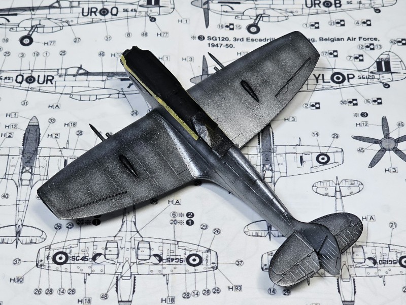 夕模型 機首上面の黒をタミヤ水性アクリルで筆塗り。 #SPITFIRE