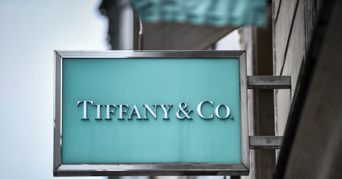 🦋✨ Ready to turn heads? Tiffany &amp; Co.’s Butterfly-Frame Sunglasses are here to elevate YOUR style — and they’re a steal at 60% OFF! Don’t miss out on this dreamy sale. 

Click here to glow up 😍 zurl.co/0bIpG 

#MySmallStore #SaleAlert #LuxuryVibes