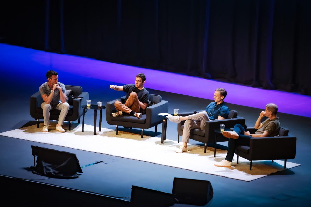 Pod Save America tweet media