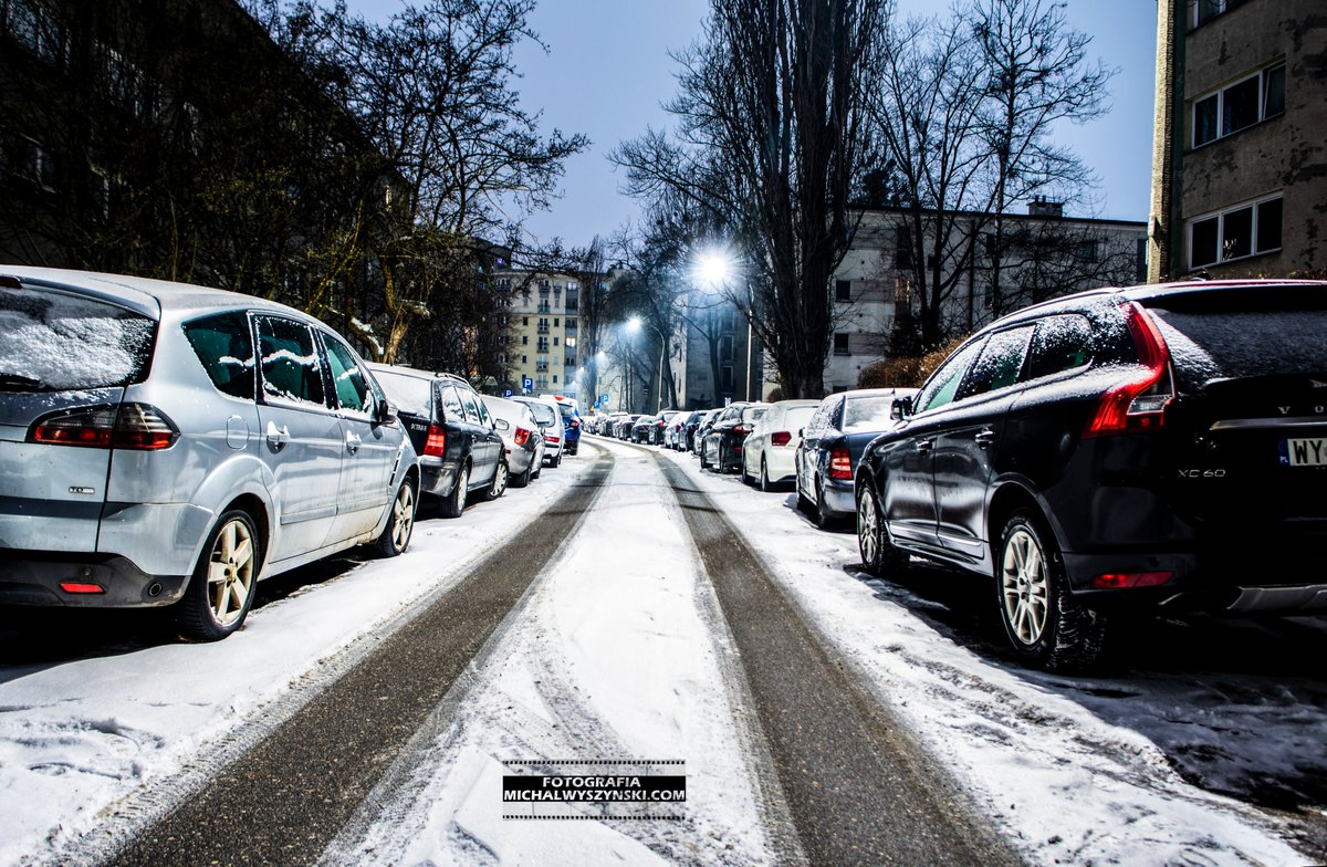 Za rogiem Górczewska, którą dziennie pokonuje do 30 tysięcy samochodów. Metro i pędzący do niego ludzie. Wystarczy wejść w pierwsze bloki przy metrze Księcia Janusza i nagle przenosisz się w miejsce gdzie zatrzymał się czas. Cisza, spokój. Na gałęziach wiatr buja karmikami dla
