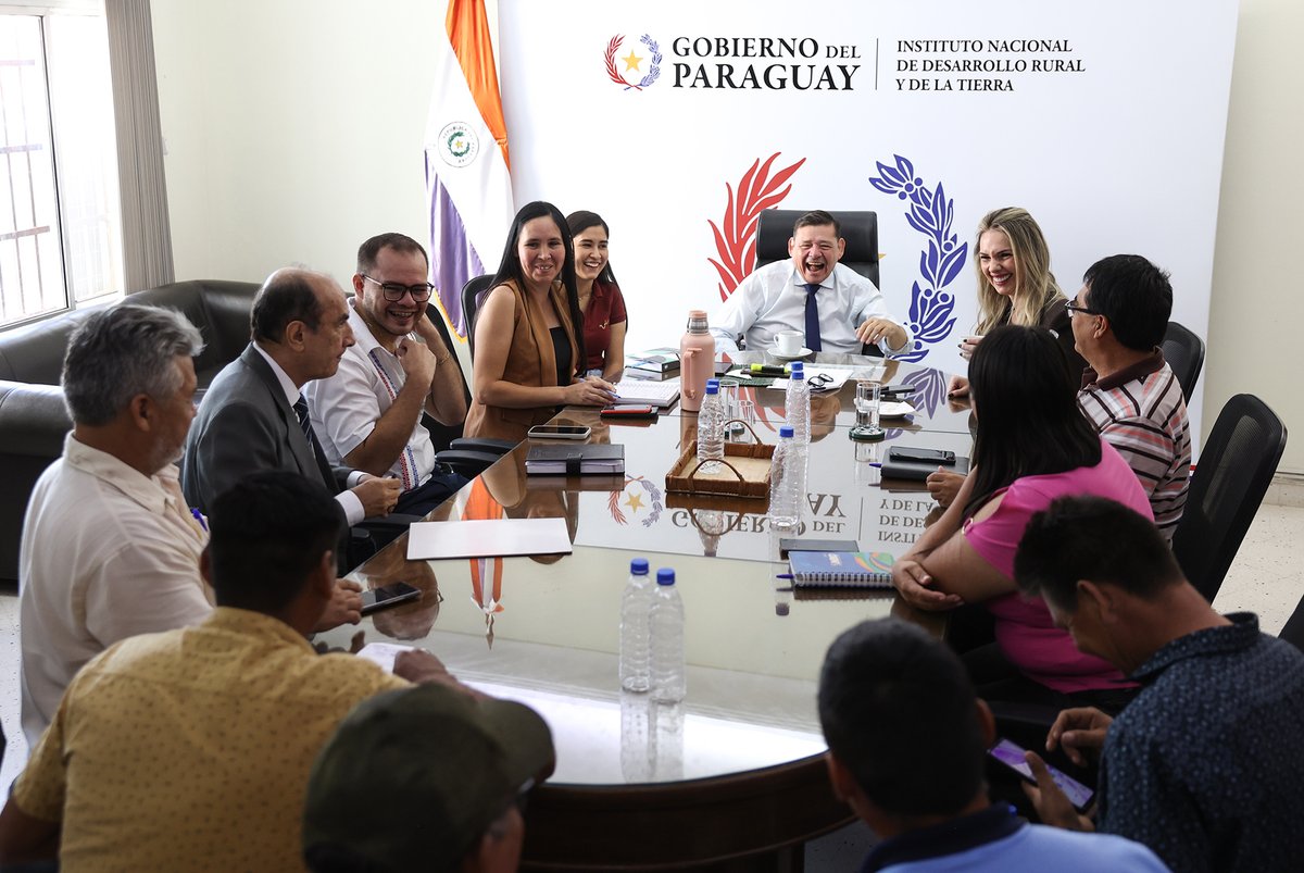 Acuerdan impulsar trabajos de regularización y titulación de tierras en colonias de Santa Rosa del Aguaray, San Pedro 

✅ Iniciarán titulación de tierras de Yaguareté Forest y otros asentamientos

indert.gov.py/indert/index.p… 

#GobiernoDelParaguay

<a href="/SantiPenap/">Santiago Peña</a> <a href="/AllianaPedro/">Pedro Alliana</a>