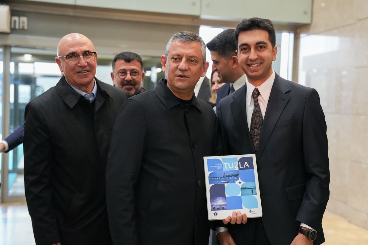 Genel Başkanımız Sayın Özgür Özel’i havalimanında karşıladık.

Kendilerine Tuzla’nın kimliğini ve hafızasını yansıtan “Denizin Kucakladığı Şehir: Tuzla” kitabımızı takdim ederek çalışmalarımız hakkında bilgi verdik. 

Tuzla’mız için çalışmaya, emeği ve ortak hafızayı büyütmeye