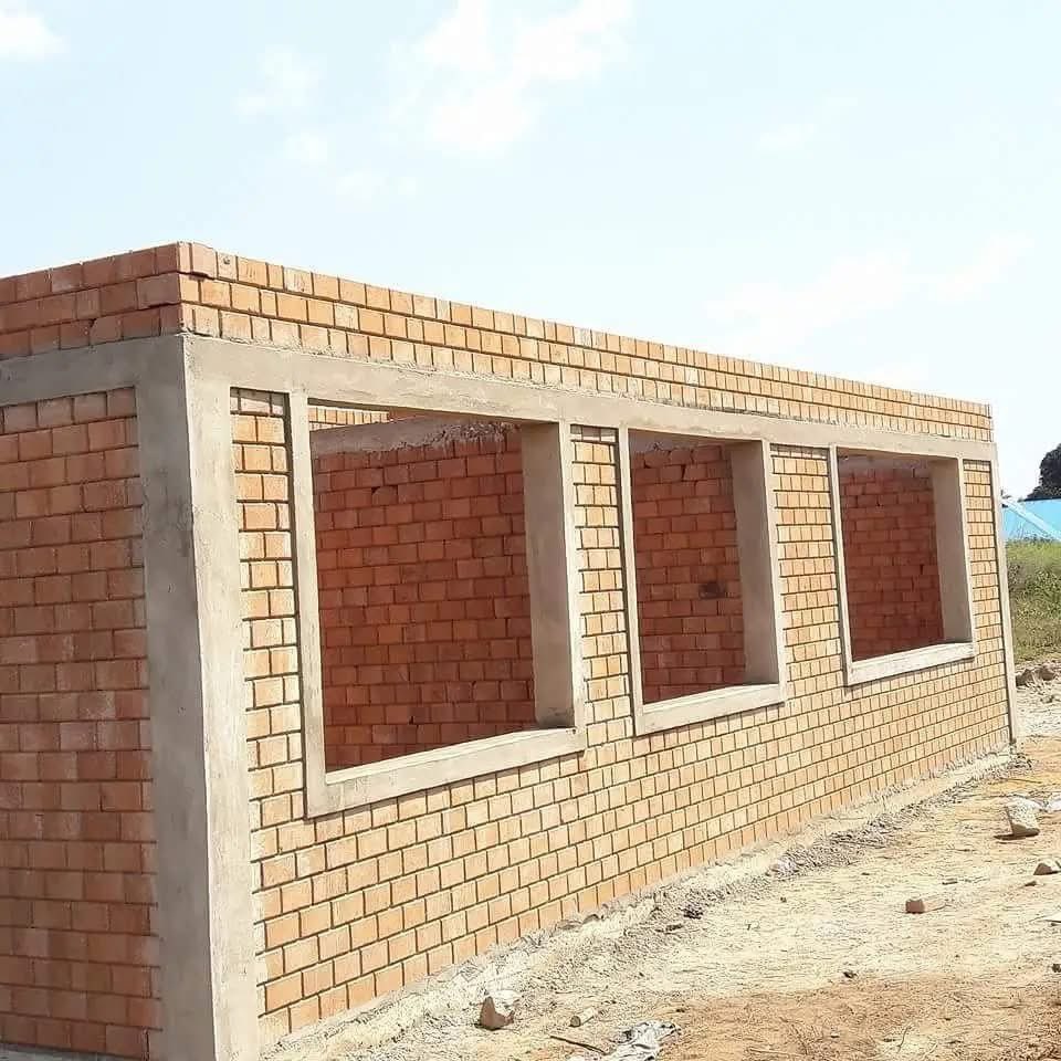 DrCroc28's tweet photo. These are many Hydraform Interlocking Red Bricks project in JOS Plateau State Nigeria 🇳🇬 

Each Brick cost N220 Naira to make, and 9000 Bricks can give you a 3 Bedroom flat within 3 weeks you’re done with your project if your found is ready.

N220 times 9000= 1,9 Million Naira
Foundation of N3M
Roofing 2M

Total estimate= N9 or N12M 

- No need for painting with toxic chemicals or renovation.

- You can also avoid wall damping 

- It’s a Natural thermostat; when it’s hot outside, it’s cold inside ( But a lot of Nigerians have abused the system by adding cement to the mixing which destroys the insulation properties by turning the Brick into a Concrete) 

This is also good for individuals into Real Estate and public housing projects.

All our Markets, Hospitals, Prisons and Government secretariat must be build with Red Bricks 🧱

We must change the way we build in Nigeria 🇳🇬