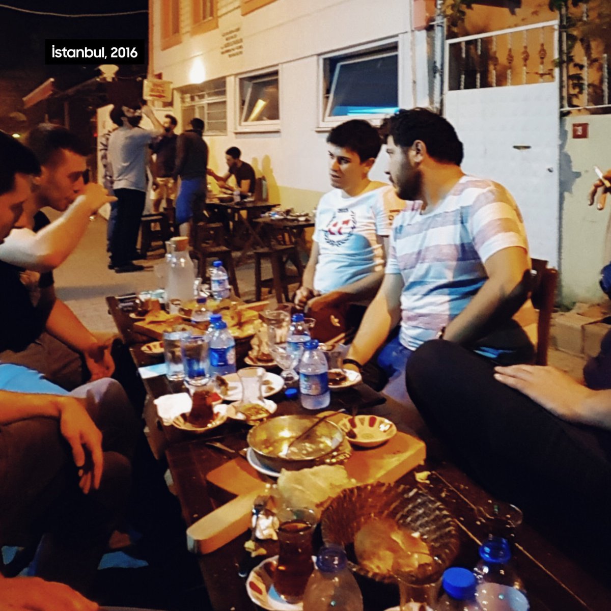 HavaForum's tweet photo. 10 yıl önce İstanbul'da bir yaz sahuru...

- İnsanlar kısa kolla şortla sahurda
- Sahurda sıcaklık 25°
- Açık hava sofraları
- Sahur hazırlığı 2'de başlardı
- İmsak 03.15

Sizce yaz sahuru mu, kış sahuru mu? https://t.co/EreP5YTdZK