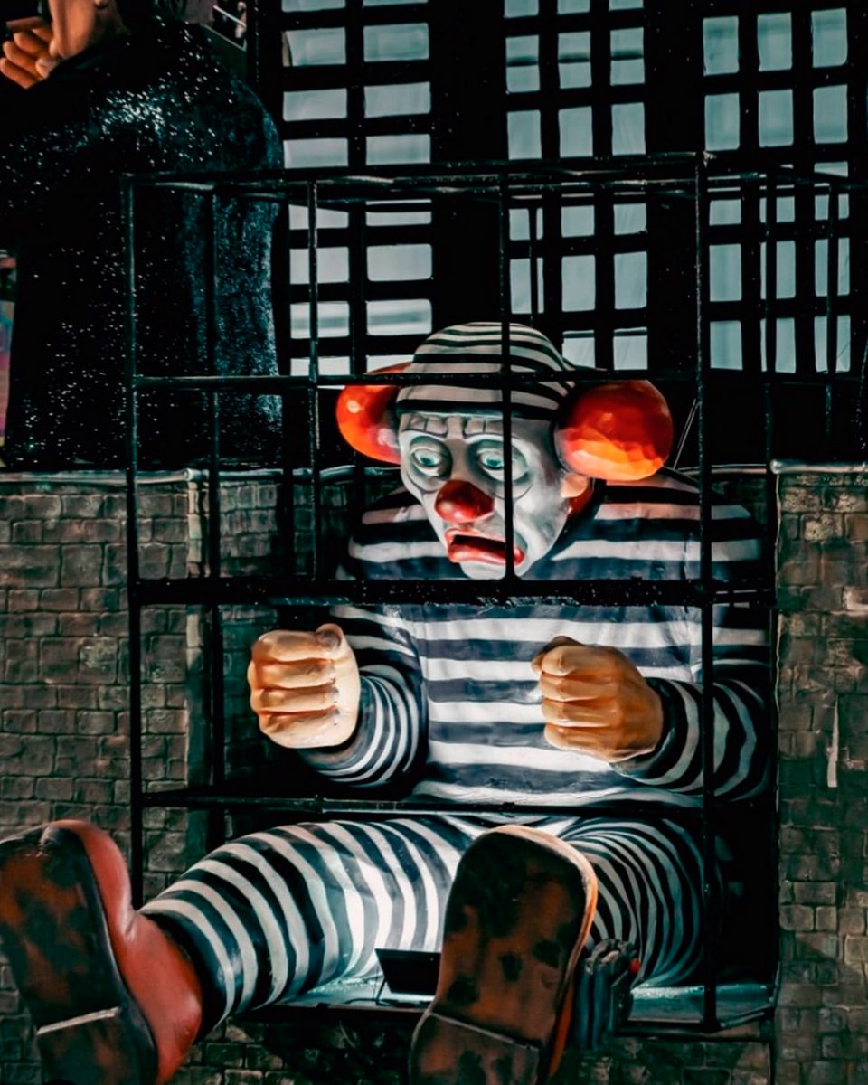 URGENTE🚨: Como esperado, Acadêmicos de Niterói foi rebaixada para a Série Ouro.

E Jair Messias Bolsonaro segue PRESO, na Papudinha, até o dia 4 de novembro de 2052.