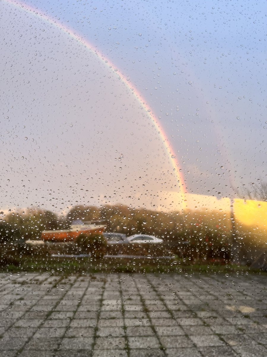 cassmie's tweet photo. @imadumbbiatch @Elo_says mon fils était heureux de voir ce bel arc en ciel, je lui ai dit que c’était une petite fille du nom d’Olympe qui nous l’envoyait 🌈❤️ https://t.co/ezmeejV8n3
