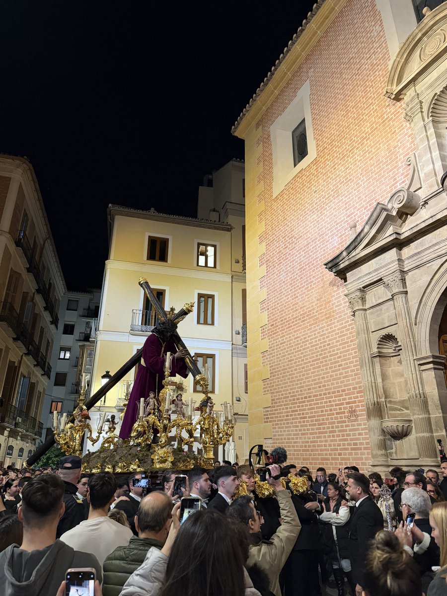 ❕ Llega el Nazareno de Viñeros a San Julián, desde donde saldrá el próximo viernes hacia la Catedral para presidir el Via Crucis de la Agrupación. Suena la Coral Polifónica de Viñeros
#CofradíasMLG