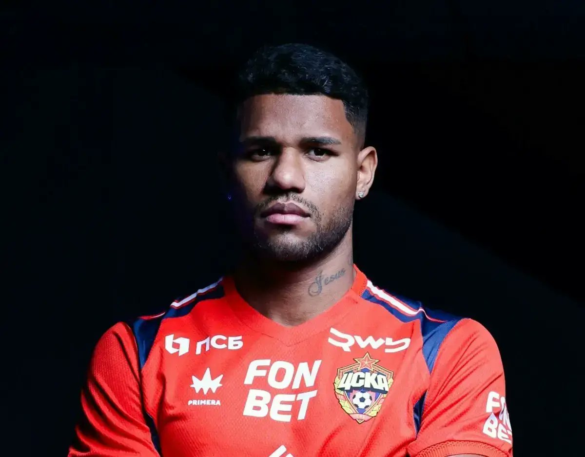 "Baila Vini, Fogo nos racistas", afirma Matheus Reis, ex-jogador do Sporting, e que joga agora no CSKA Moscovo.