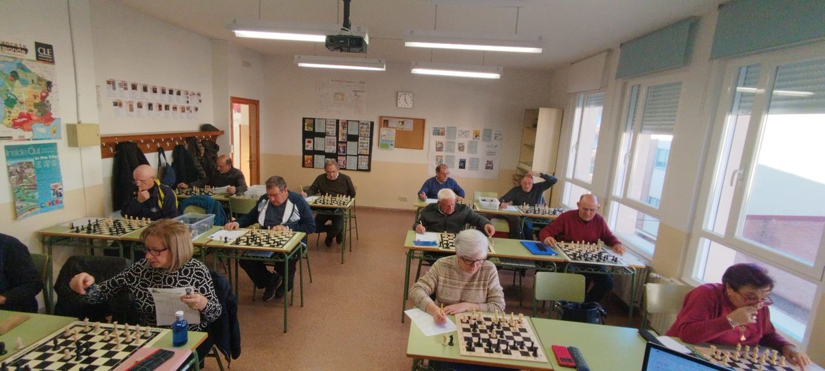 El grupo de Iniciación al Ajedrez practica el movimiento de las piezas con retos en tableros pequeños ♟️✨, mientras que el grupo más avanzado analiza una miniatura del siglo XIX entre Anderssen y Lange, descubriendo su riqueza táctica ⚔️ y su valor histórico 📜🏛️
<a href="/CFIEdeSoria/">CFIE de Soria</a>