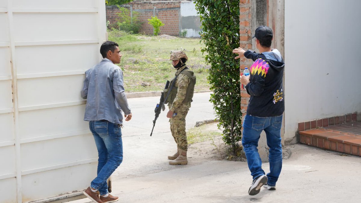 UltimaHoraCR's tweet image. #ACTUALIDAD | La Sociedad de Activos Especiales (@activosSAE), recuperó la mansión vinculada al exgobernador ‘Kiko’ Gómez en Barrancas, La Guajira, ocupada por familiares del exmandatario. El predio hacía parte del entramado patrimonial asociado a sus actividades criminales.