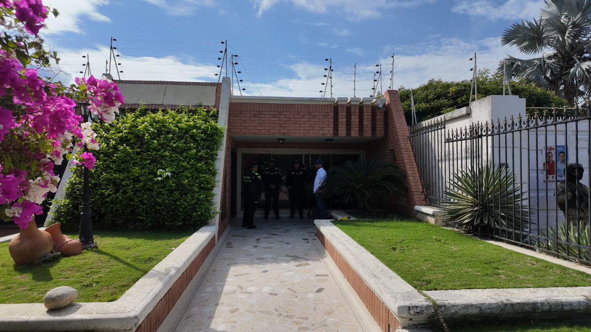 UltimaHoraCR's tweet image. #ACTUALIDAD | La Sociedad de Activos Especiales (@activosSAE), recuperó la mansión vinculada al exgobernador ‘Kiko’ Gómez en Barrancas, La Guajira, ocupada por familiares del exmandatario. El predio hacía parte del entramado patrimonial asociado a sus actividades criminales.