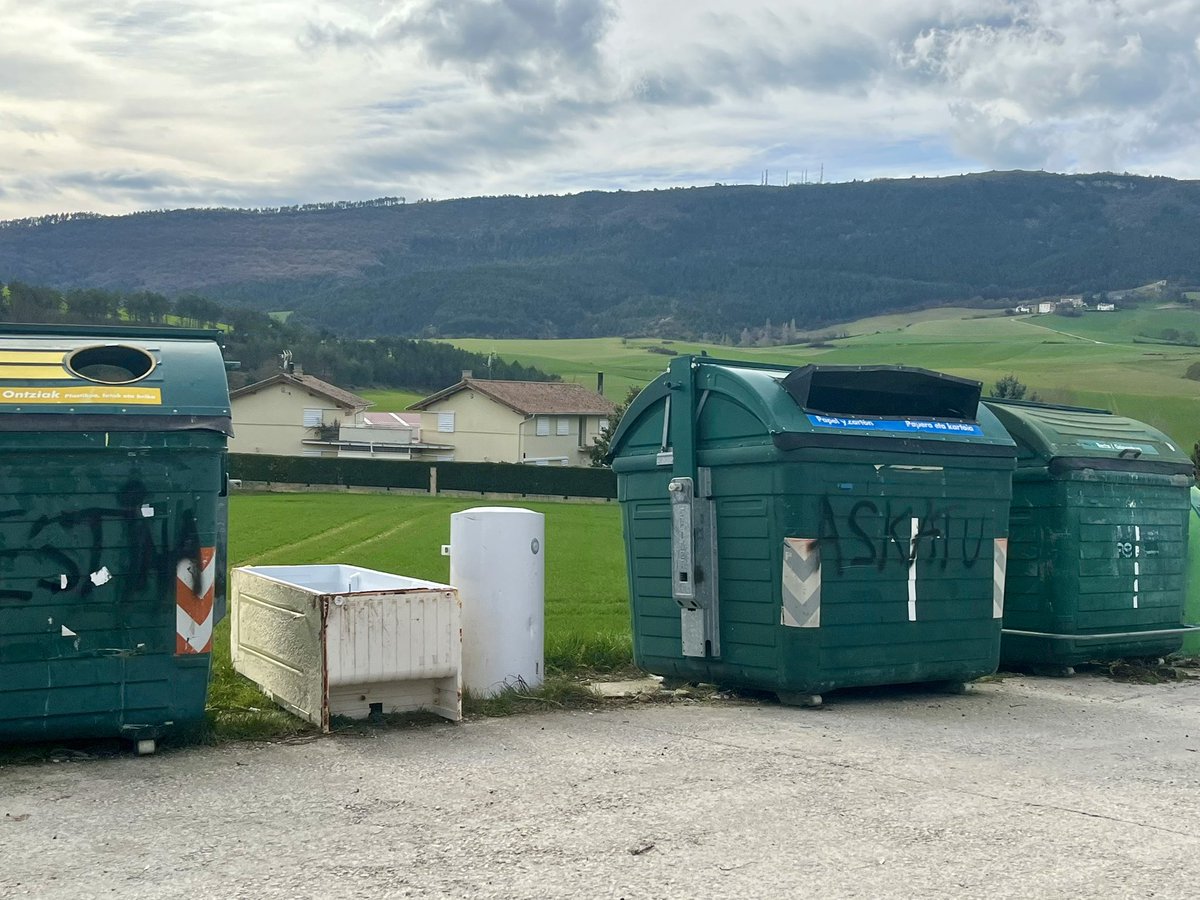 Tampoco nos libramos en la comarca más rural al norte de San Cristóbal Ezkaba. Tres días junto a los
contenedores. Y eso que con unos kilómetros más llegaba a los puntos limpios o a la zona de recogida de voluminosos. Una lástima estas conductas incívicas.