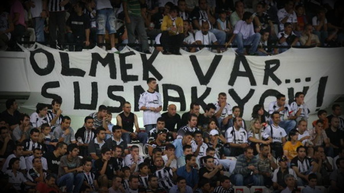 İşin varsa gelemeyeceksen DEVRET

Ceza yemek istemiyorsan gelmeyeceksen DEVRET

O gün olursa eğer basket finaline gideceksen DEVRET

Hastaysan DEVRET

Şehir dışındaysan DEVRET

Önceki maçtan cezalıysan DEVRET

Dışarıda bilet bekleyen binlerce çocuk var onları düşün ve DEVRET