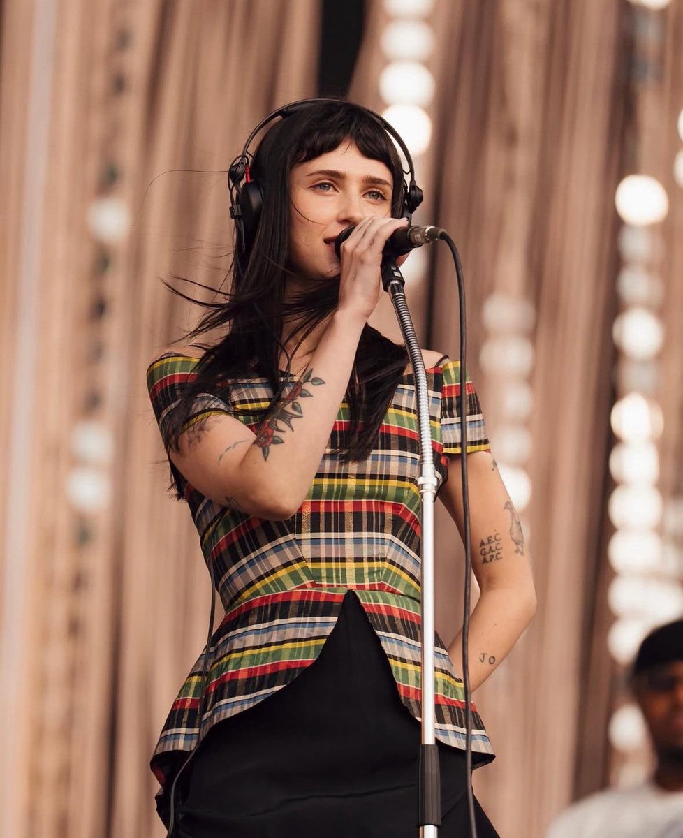 evancharts's tweet photo. 📰 | All of Clairo’s studio albums are now certified Platinum of higher

— ‘Charm’, 8x Platinum (4,000,000)
— ‘Sling’, 2x Platinum (1,000,000)
— ‘Immunity’, Platinum (500,000) https://t.co/Y05DqevJ2u