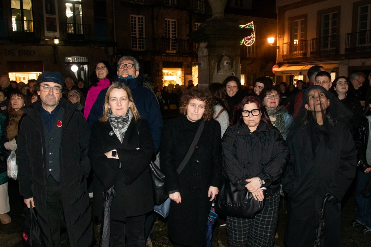 PazodeRaxoi's tweet photo. 📸 Así vivimos este mércores á tardiña en Compostela a queima do Meco, que este ano se converteu en 'Mecosur' na defensa do sector agrario. Porque o #Entroido é tempo de diversión, mais tamén de irreverencia e transgresión 🔥🥳
Non faltaron, de rigoroso loito, a alcaldesa Goretti Sanmartín e a concelleira de Festas Pilar Lueiro, acompañadas doutros membros da corporación municipal.
#Entroido2026 #EntroidoEnCompostela