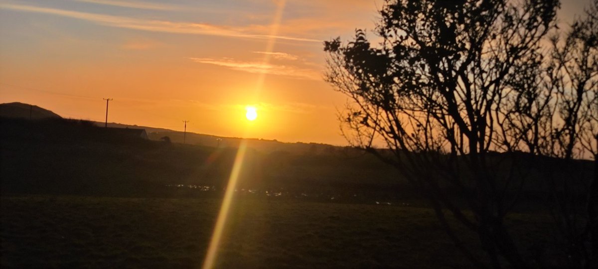 patrickodwyer3's tweet photo. Evening walks are back #wildatlanticway #spring #Lahinch https://t.co/kjbEhbEgh2