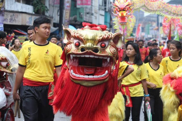 Indonesian “Barongsai” is a great phono-semantic translation of the Hokkien term “lāng-sai” 弄獅 for Chinese lion dance, using a clever compound of “barong” (a native sacred dance featuring a mythical, protective lion-like creature) + sai (Hokkien for lion)🦁