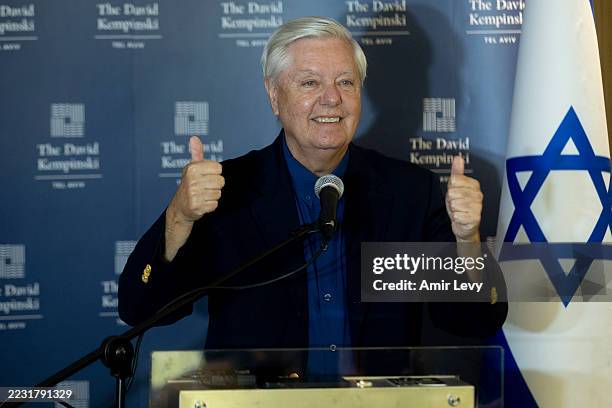 السيناتور الأميركي ليندسي غراهام "Lindsey Graham" حط رحاله في الرياض بعد أبو ظبي.. هل عرفتموه من هذا الوسيط؟
إنه أحد رموز التعصب الديني في أمريكا، منحاز وبوقاحة لإسرائيل، سياسي صهيوني عتيق مؤمن بأن ربه داعم من يساعد إسرائيل. لا يخجل ولا ينتابه أي شعور حيال جرائم الإبادة في غزة