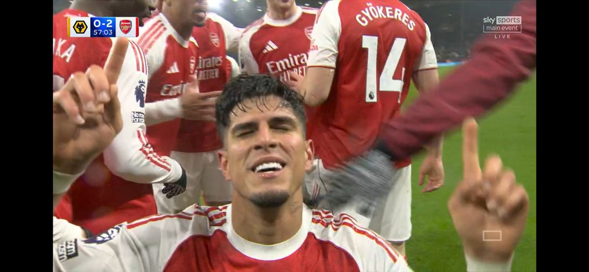Hincapié 🇪🇨 scores his first goal for #Arsenal tonight vs Wolves 🥹 Look at what it means to him ❤️