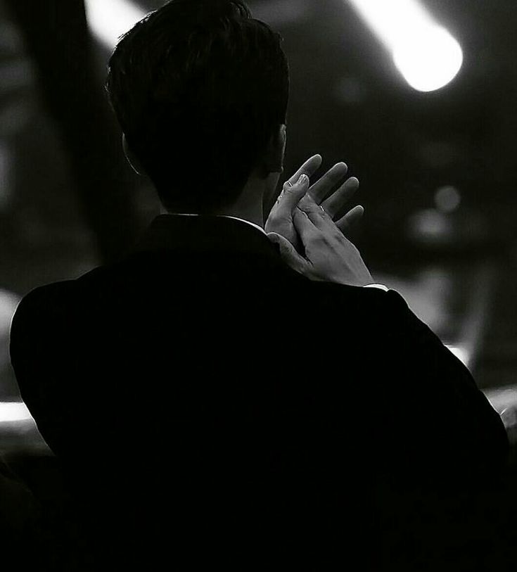 ارسم. 
حدود الروح
ب
أقلامِ الغياب.
​غادر..
ب صمتك
عن
ضجيج لا يشبهك.

​بالمختصر:
«عزلة الشموخ.. أنقاء من دنس الزحام» 

​✒ سآمو
#قيثارة_النيل