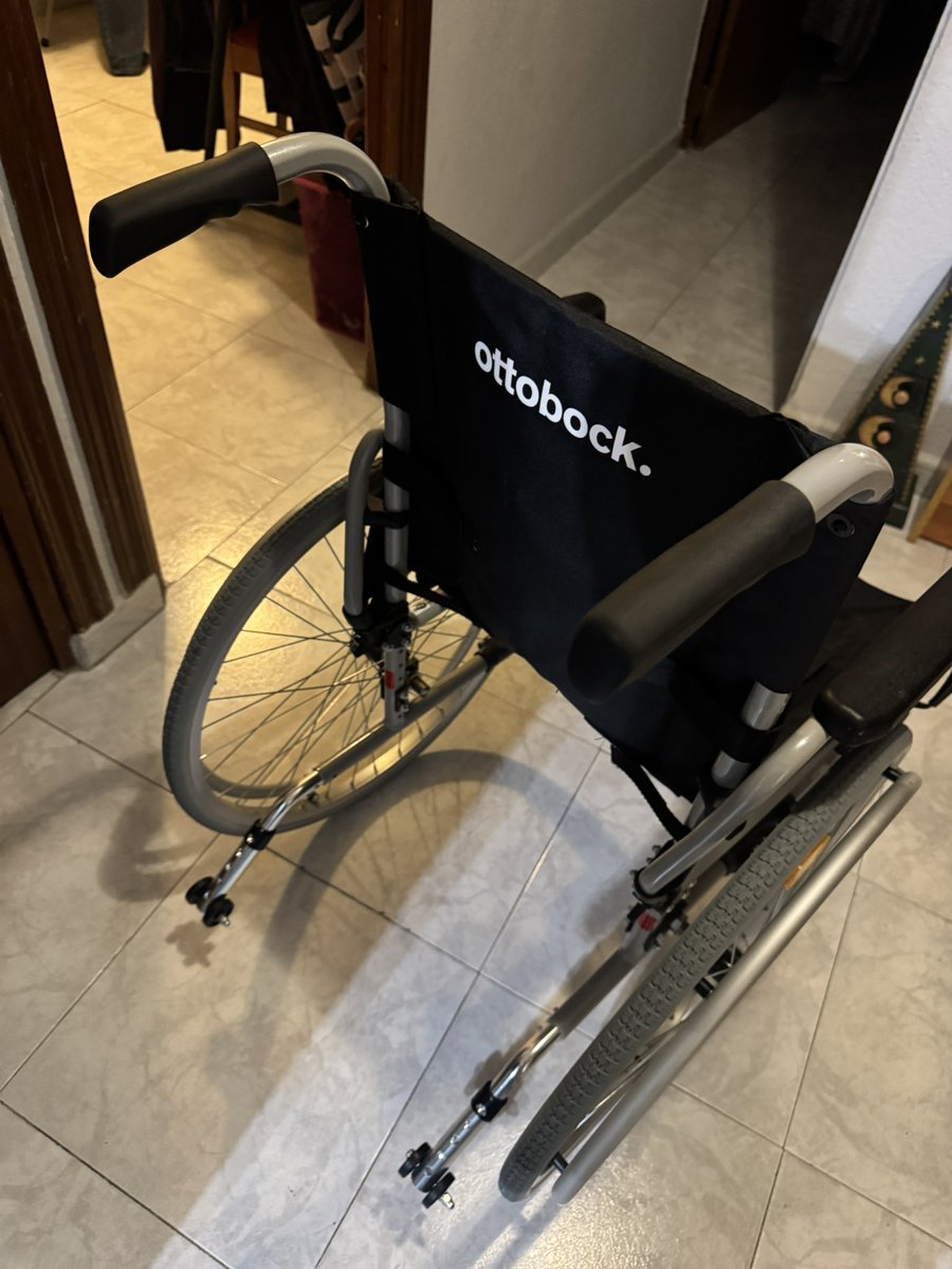 Hola.

Vengo a pedir ayuda, amigos y amigas.

Mi padre falleció hace 5 días. Le había comprado una silla de ruedas que no pudo estrenar.

Ahora necesito venderla. Es una tortura verla cada día. Agradezco ayuda o repost. Precio negociable. Gracias ❤️‍🩹

wallapop.com/item/silla-de-…