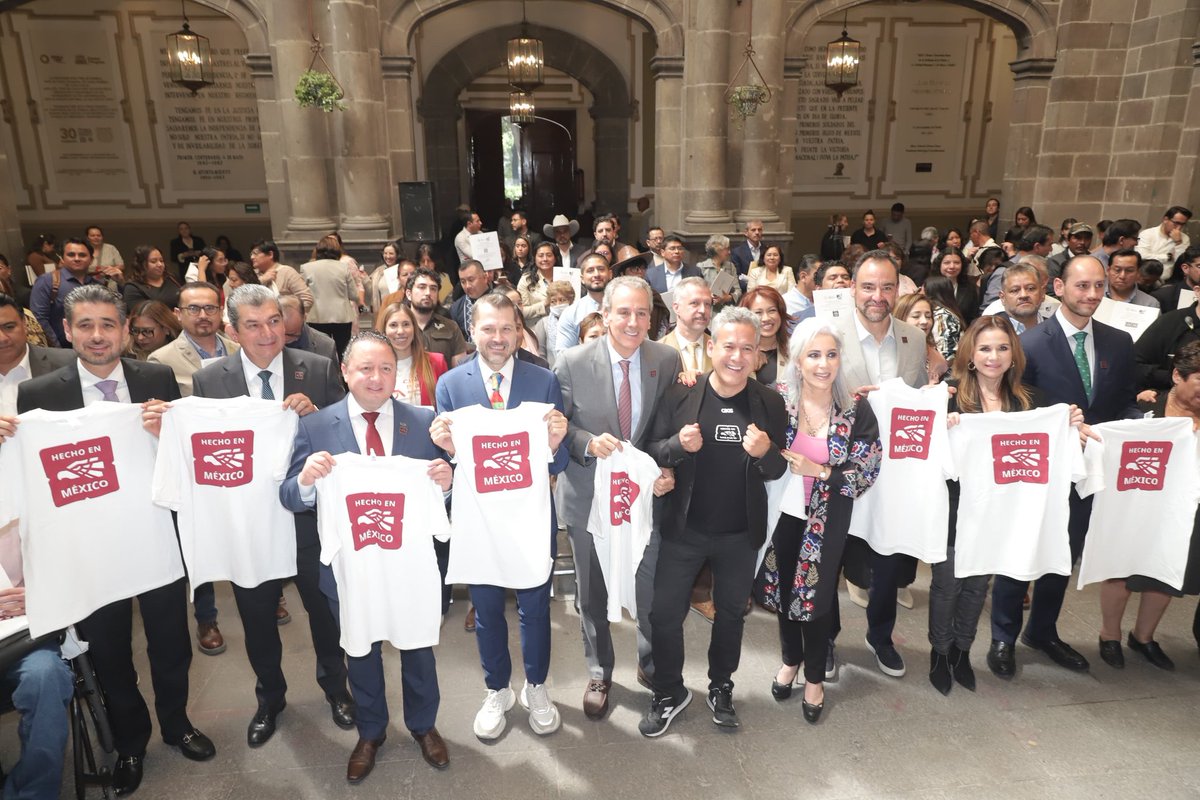Regidores del Cabildo participaron en la Entrega de Certificados "Hecho en México" en Palacio Municipal, acto encabezado por el alcalde <a href="/pepechedrauimx/">Pepe Chedraui 🇲🇽</a> y que refrendó el compromiso de promover productos locales para fortalecer la economía de poblanas y poblanos.