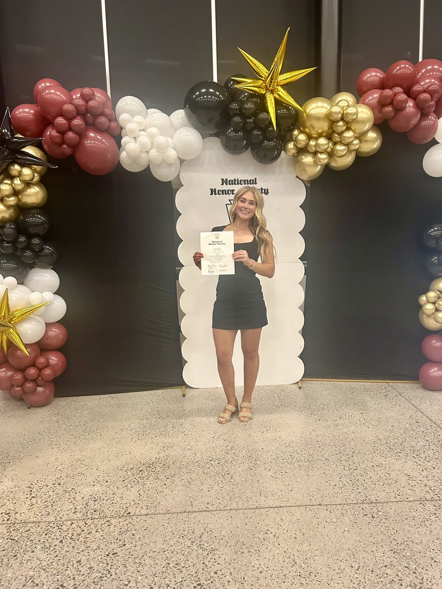 BaileyUhlenhake's tweet image. Very thankful to be a National Honors Society member! Being a student first and an athlete second.📚
#des #NHS #StudentAthlete @Epic__SB @EpicNational16u