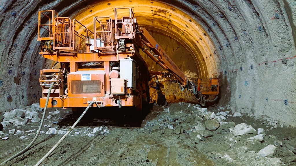 kotobuki5430511's tweet image. 道路トンネル工事で掘削作業中の専用重機「ドリルジャンボ」の後ろ姿。