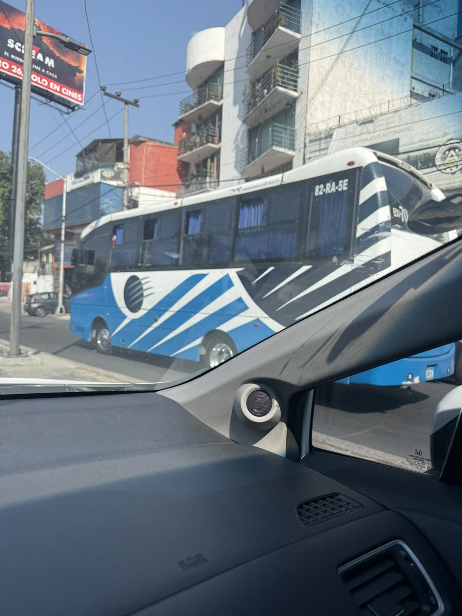 luis687's tweet photo. @TransporTEC_CCM Tranqui se brinca la banqueta con un camión que no es de él https://t.co/V2gOugssi2
