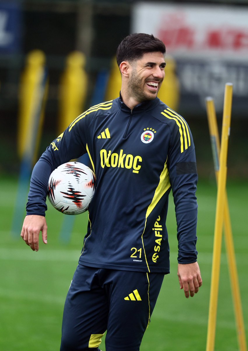 ✅Sağdaki fotoğraf 17 şubat. Soldaki 18 şubat. 5 yıldız UEFA'nın uyarısıyla antrenman kıyafetlerinden kalkıyor. Çünkü orası bakkal ligi değil UEFA yönetiyor.