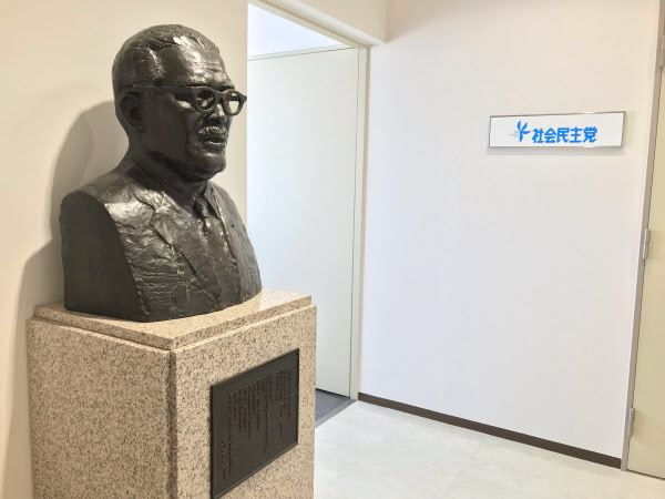 それどころか浅沼稲次郎の銅像が重すぎてどの業者も運び出せないって