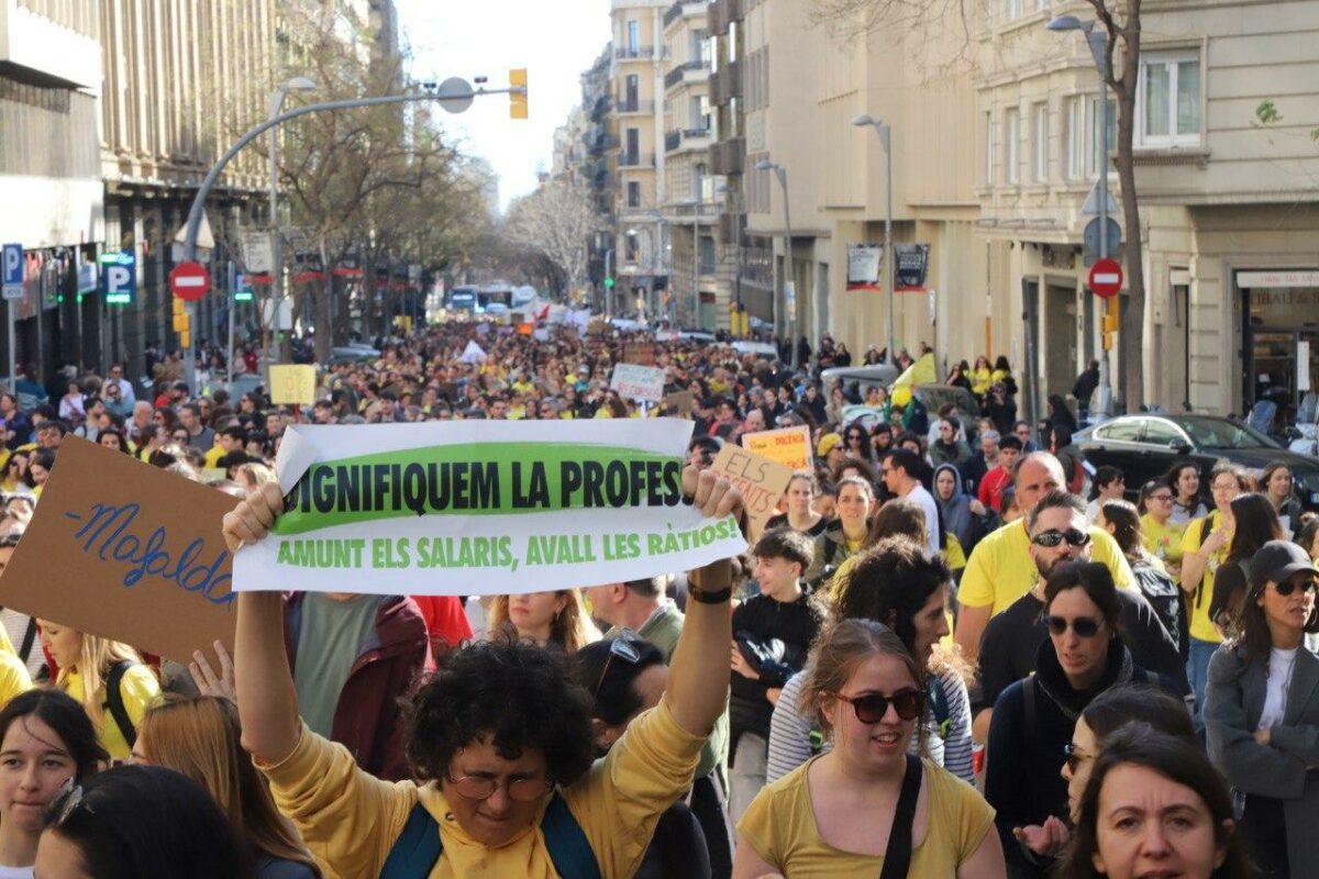 USTECSTEs's tweet photo. ⚠️ Exigim una reunió urgent amb el president Illa i advertim que el conflicte anirà a més.

😡Augment salarial, insuficient.
😡Planificació de la sobrecàrrega, insuficient. 
😡Concreció de la reducció de la burocràcia, insuficient. 

Vagues previstes del 16 al 20 de març. https://t.co/CsCKrBK96h