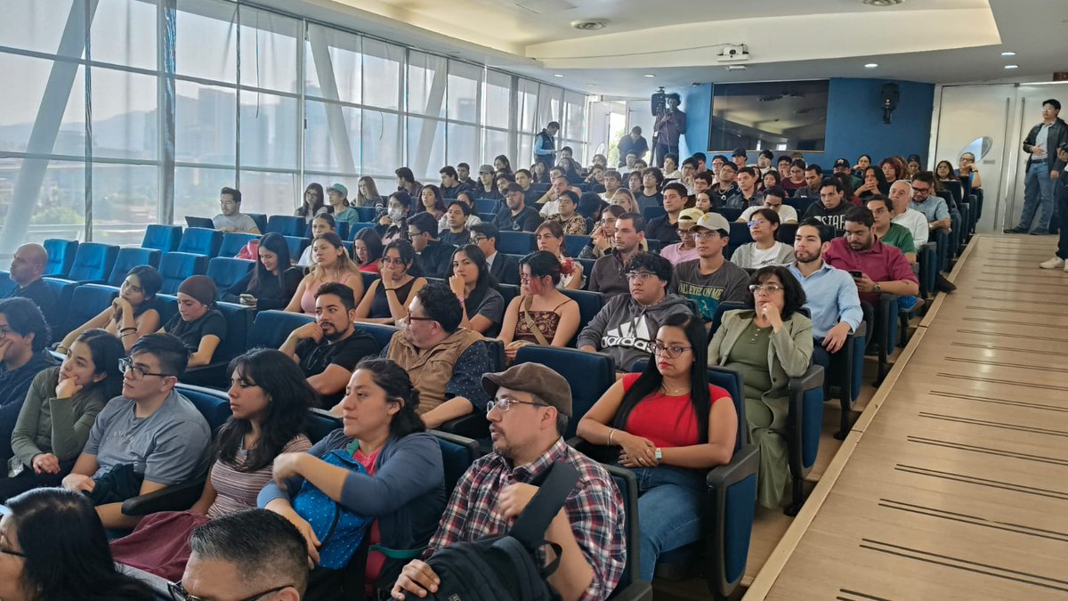 CIDE_MX's tweet photo. La Directora General Interina, Lucero Ibarra, sostuvo un encuentro con las y los estudiantes, en dónde presentó a la Dra. Sonia Di Giannatale como encargada del despacho de la Secretaria Académica y en la que dialogaron sobre las preocupaciones de la comunidad estudiantil. https://t.co/cWAASle22x