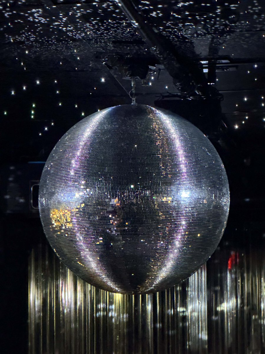 HSFEATURES's tweet photo. Kiss All the Time. Disco, Occasionally. #HarryStyles https://t.co/TiD4VUPvMA