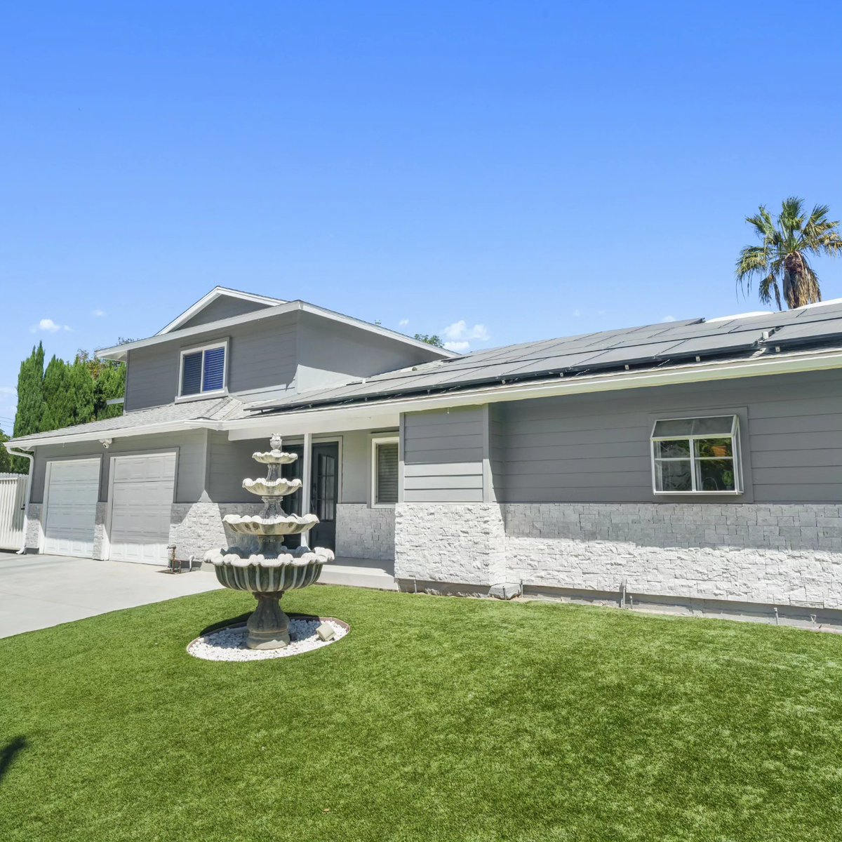 Rndbuilders's tweet photo. This Simi Valley home got a full exterior transformation by RnD Builders Inc. The goal? Boost curb appeal, improve durability, and create a clean, modern look that reflects the homeowner’s style. https://t.co/xwNC96gX4s