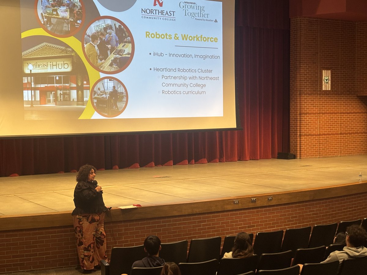 Angie Stenger, Executive Director of Northeast Nebraska Growing Together, visited with Freshman Forum students today! We appreciate her taking the time to connect with our students and highlight the importance of community involvement and growth!