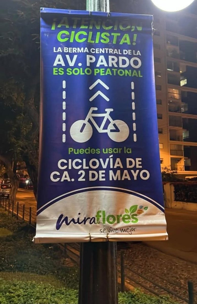 <a href="/RedConVial/">Red por la Convivencia Vial</a> y <a href="/DeapiePE/">Peruanos de a pie</a> tenemos un caso interesante en Miraflores. La municipalidad de Miraflores ha colocado estos banner en la berma de av. Pardo y esto tiene detalles por hablarse 🧵 gracias a Giuseppe Salvador por el dato de FB, los ciclistas debemos hablar más de estos casos